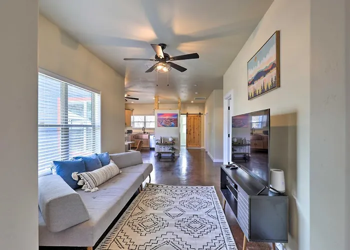 Modern Retreat: 3 Blocks To Dtwn + Rte 66 Ferienhaus Williams