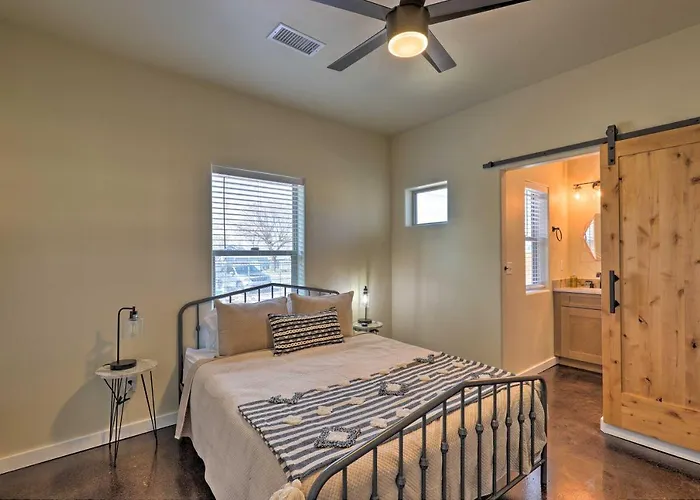 Modern Retreat: 3 Blocks To Dtwn + Rte 66 Holiday home Williams