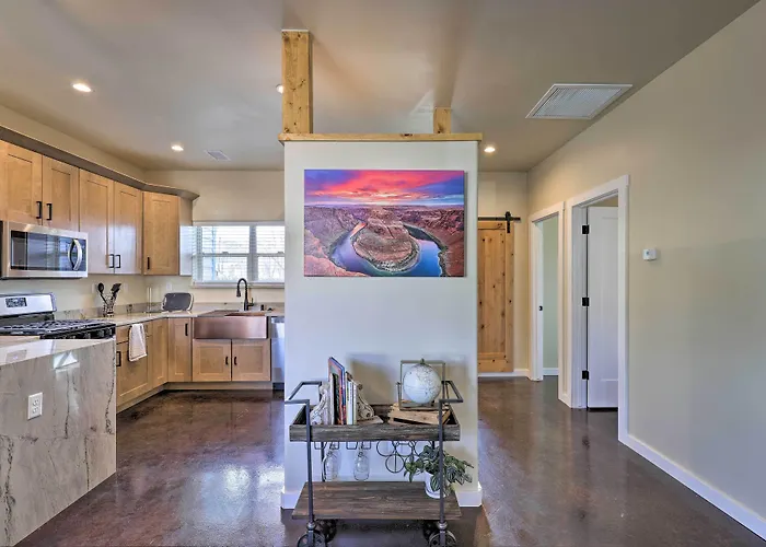 Holiday home Modern Retreat: 3 Blocks To Dtwn + Rte 66