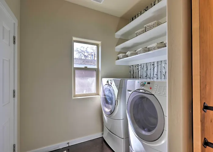 Modern Retreat: 3 Blocks To Dtwn + Rte 66 Holiday home *